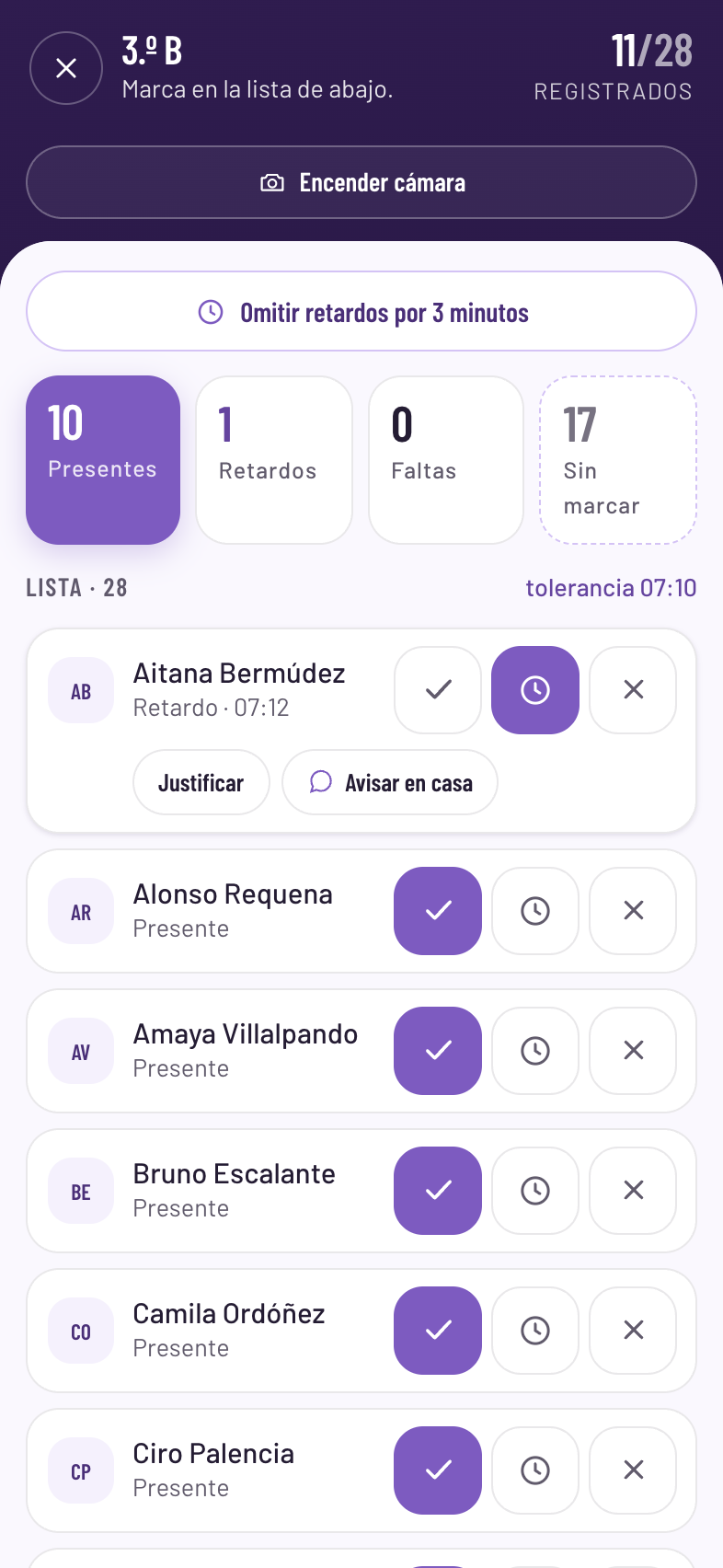 Pase de lista de un grupo escolar con los alumnos marcados como presentes y un retardo con su hora